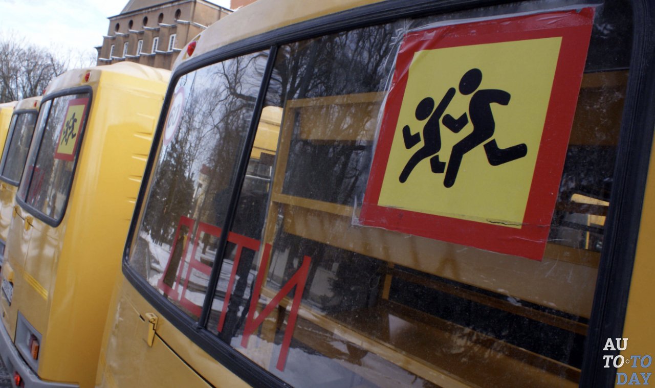 Знак «Перевозка детей» на автобусе