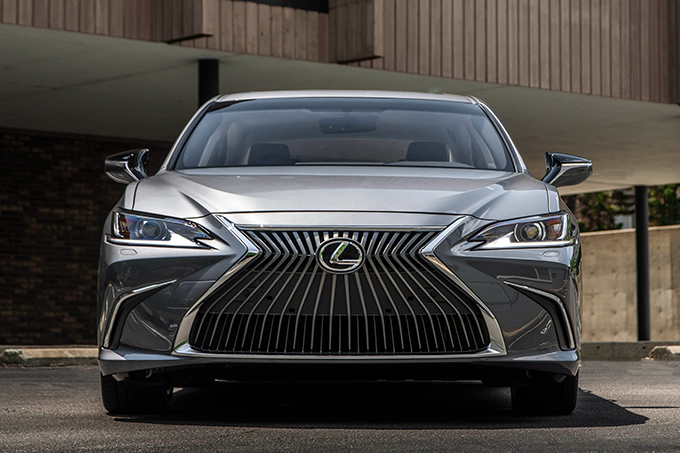 Lexus ES250: Усидеть на двух стульях 