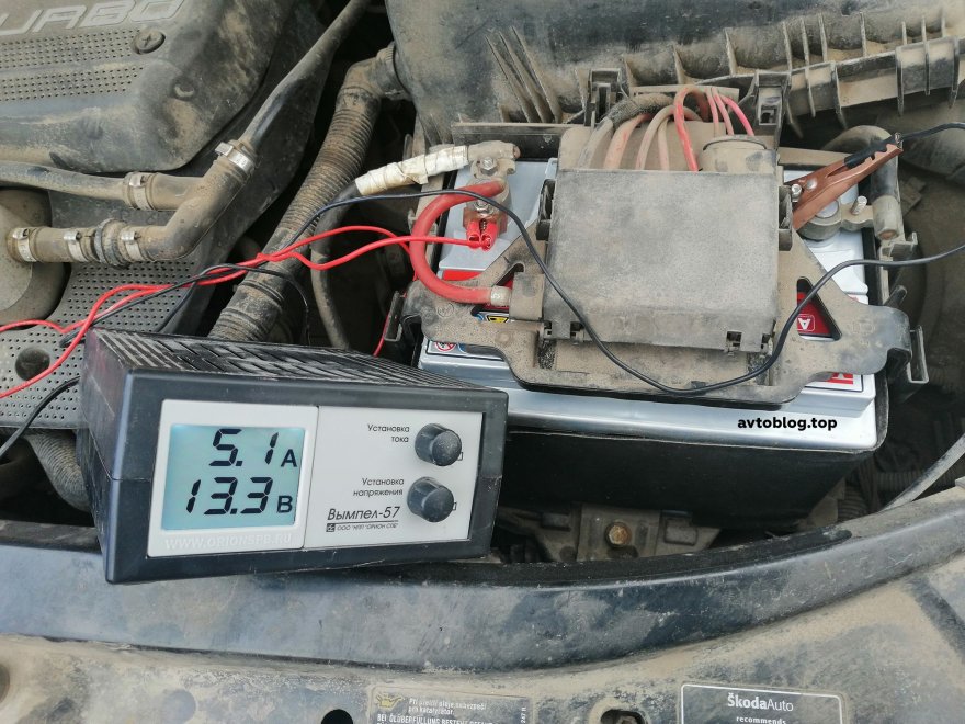 Фото подключенного зарядного устройства аккумулятора не снимая клемм автомобиля