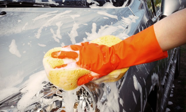 Многие автолюбители самостоятельно моют свой автомобиль