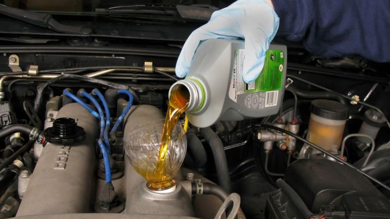 Правильная заливка смазки в двигатель через бутылку