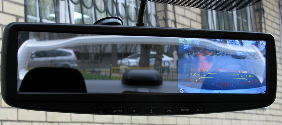 Видеорегистратор-зеркало со встроенным дисплеем