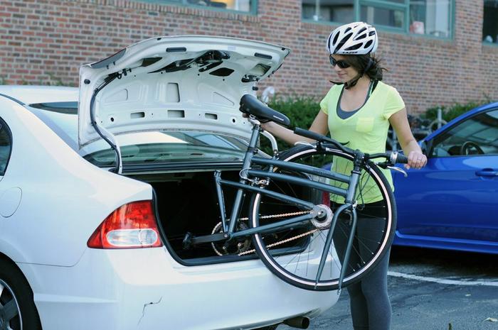 Снимите переднее колесо, разверните руль — и ваш байк поместится в багажник