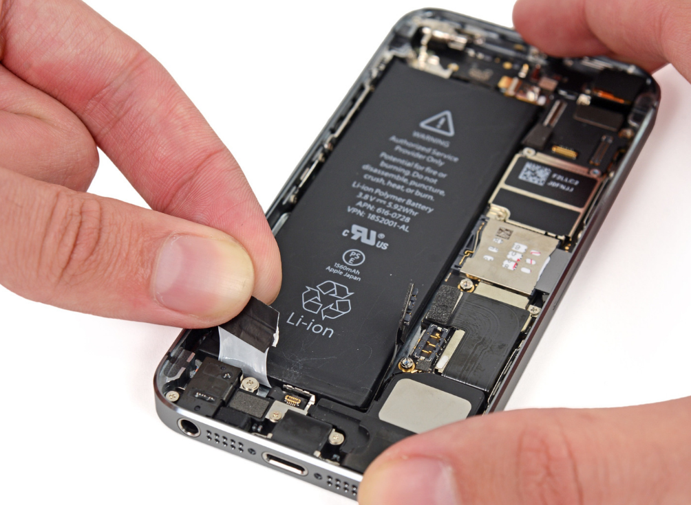Как заменить аккумулятор на iPhone 5s (2)