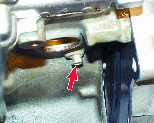 Ключом на 13 выкручиваем сливную пробку блока ВАЗ-2112
