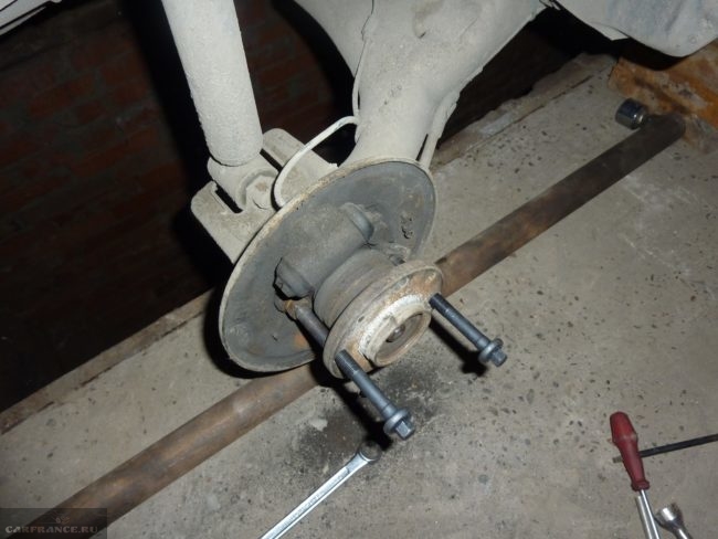 Демонтаж ступицы ВАЗ-2112 при помощи двух болтов