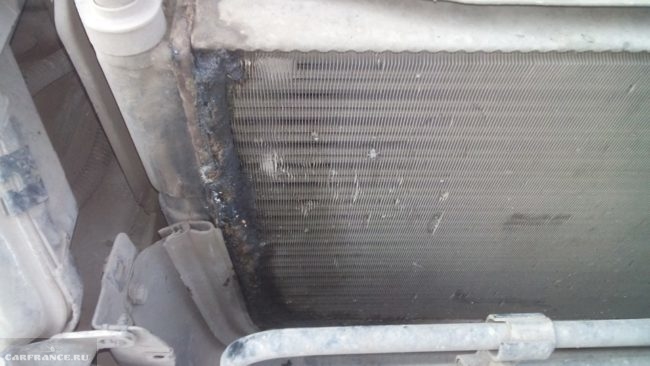 Видимые следы повреждения радиатора охлаждения на Шевроле Нива