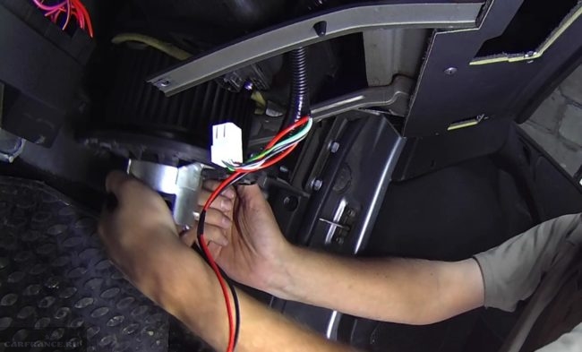 Демонтаж вентилятора отопителя с электродвигателем Нива Шевроле