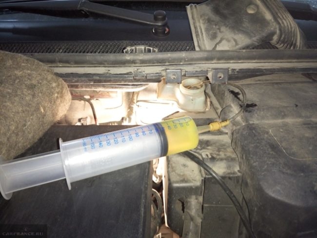 Заливка тормозной жидкости с помощью шприца в автомобиле Форд Фокус 2