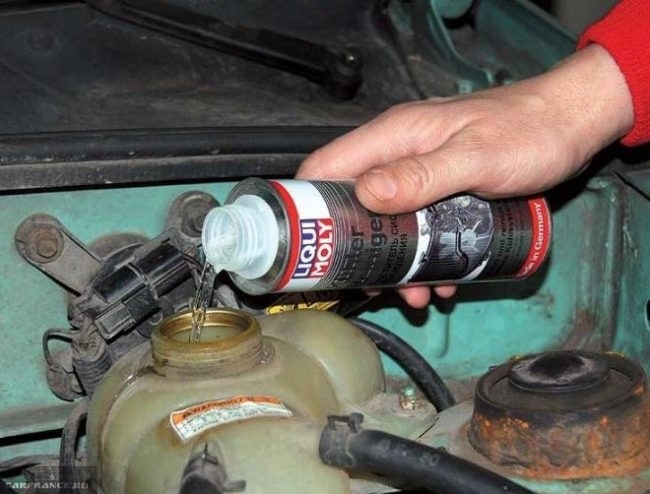 Бачок расширительный охлаждающей жидкости в автомобиле ВАЗ-2110, заливка очистителя через горловину
