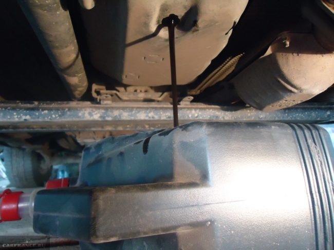 Слив отработанного масла из АКПП автомобиля Сузуки Гранд Витара