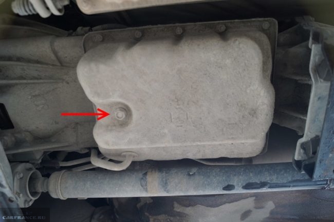 Пробка слива масла на поддоне автоматической коробки передач в Сузуки Гранд Витара