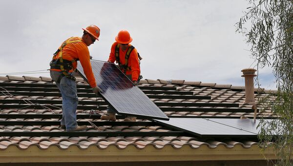 Установка солнечных батарей на крыше предприятия в городе Гудиер, США