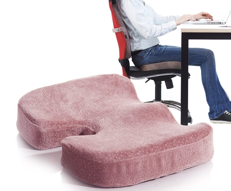 Ортопедическая подушка в вырезом для офисного кресла