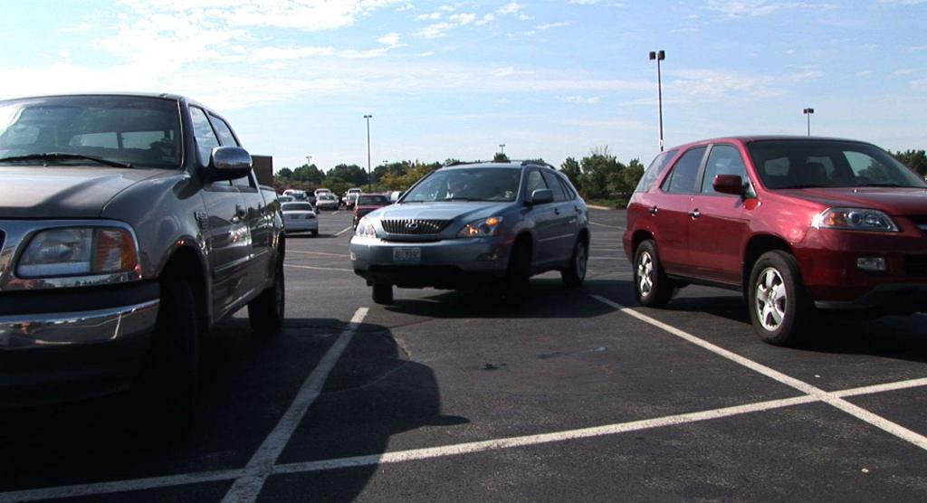 как правильно парковаться задним ходом между автомобилями