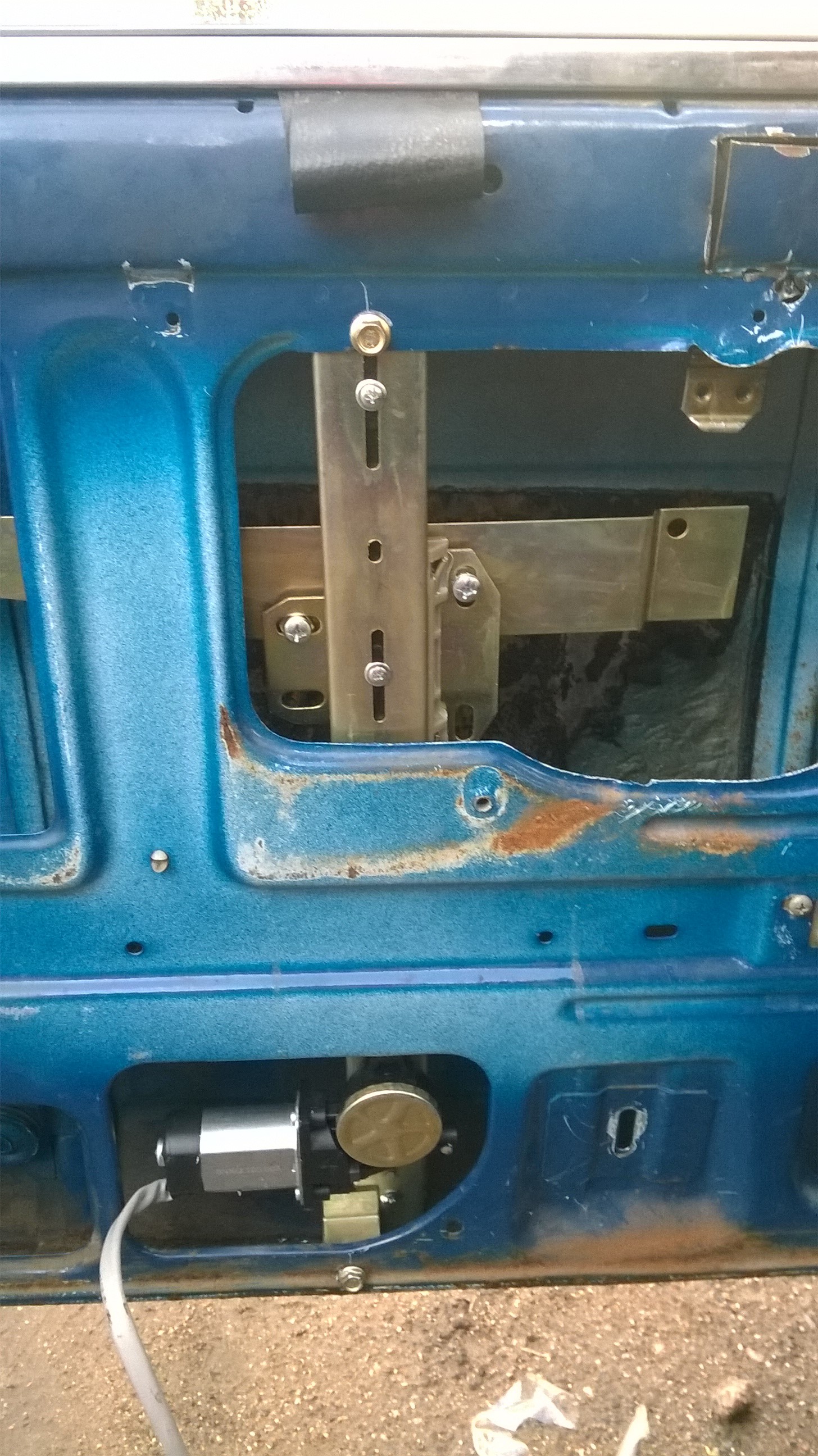 Установка стеклоподъемников ФОРВАРД в передние двери ВАЗ-2107. Рис. 4