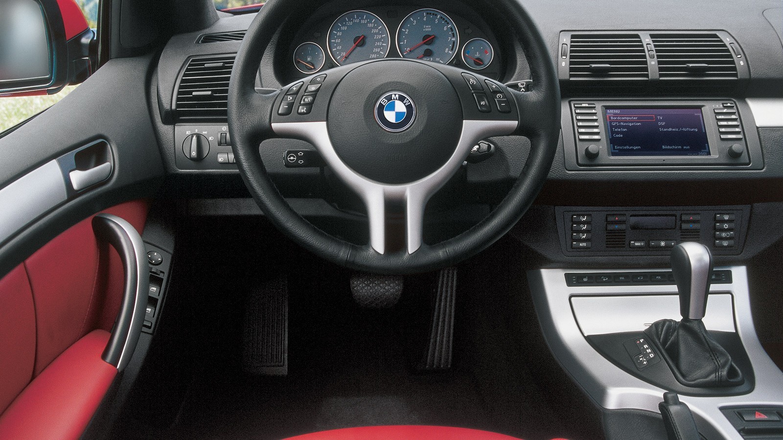 На фото: Торпедо BMW X5 4.6is (E53) 