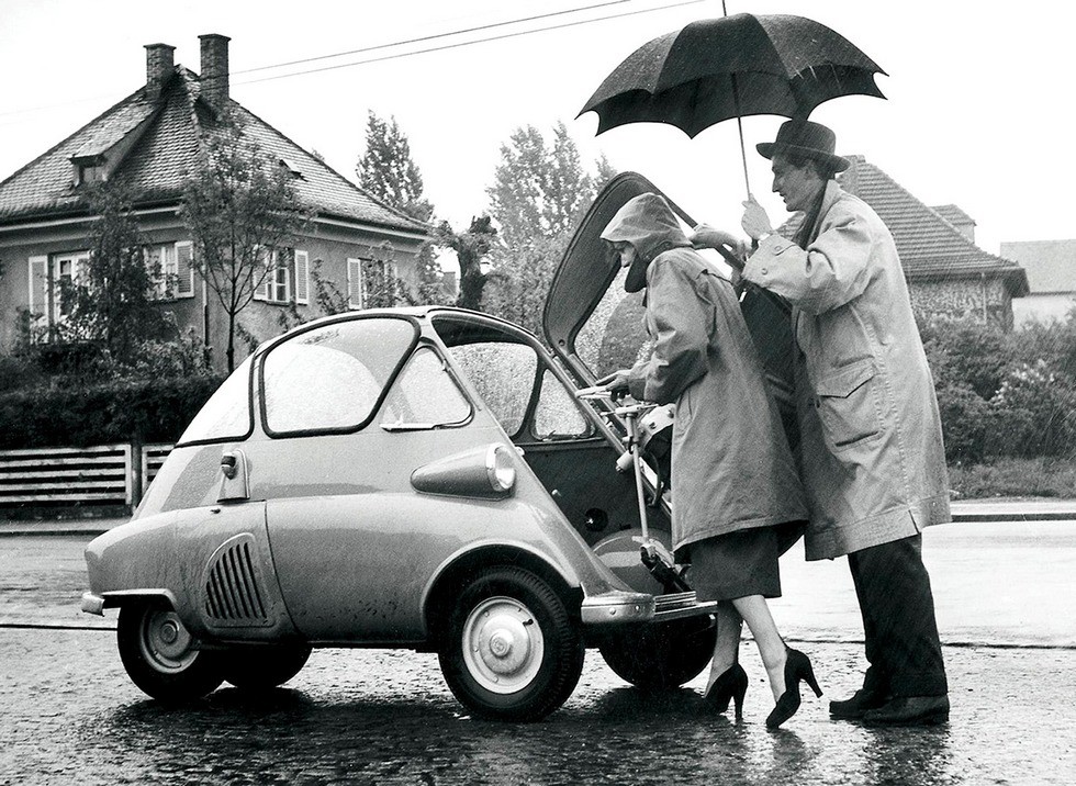 Сверхкомпактная машина BMW Isetta с передней дверью. 1955 год