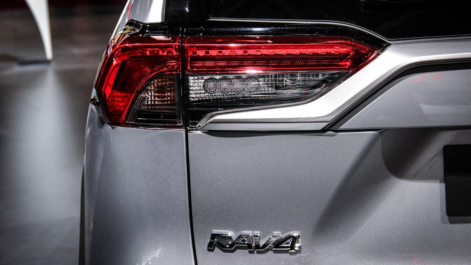 Toyota RAV4 фонарь