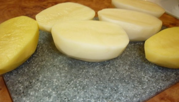 Применение картофеля для полировки комода