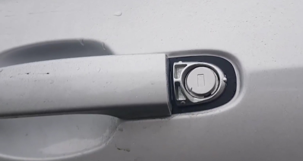Полезные советы для Lada Vesta: замок на двери водителя (фото 3)