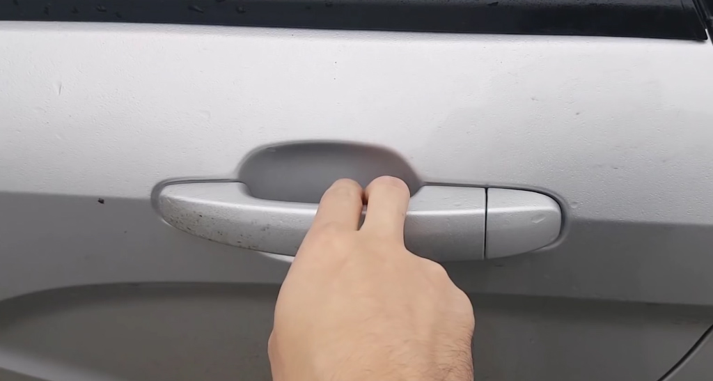 Полезные советы для Lada Vesta: доступ к задним дверям автомобиля (фото 2)