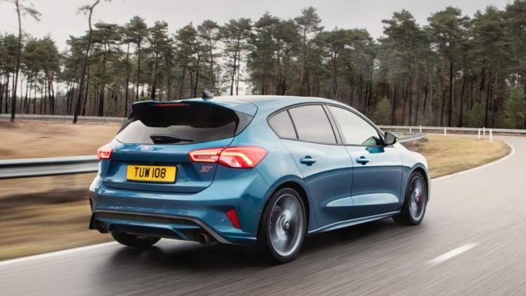 novyj-Ford-Focus-ST-2019-2020-goda-obzor-novogo-avtomobilya-Ford-Fokus-harakteristika-foto-video-i-tseny-na-hodu-po-trasse