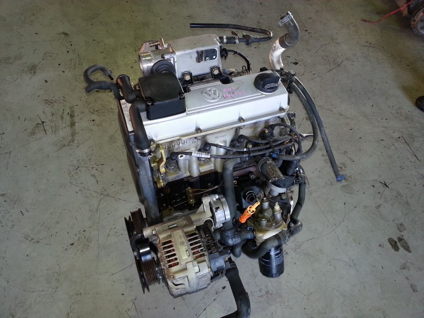 Демонтированный двигатель 2E