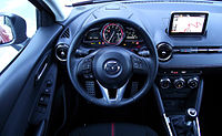 Mazda2 Typ DJ 1.5 SKYACTIV-G 115 i-ELOOP Sports-Line Cockpit Interieur Innenraum.jpg