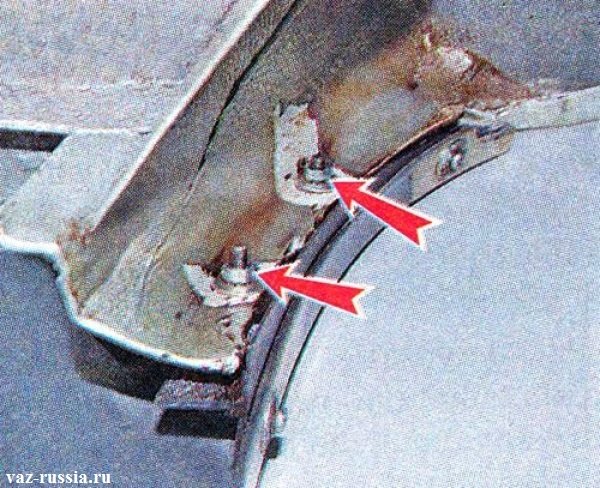 Стрелками указаны две гайки которые крепят кронштейн бампера, к кузову автомобиля