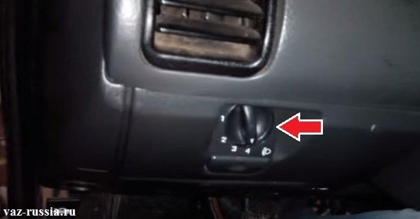Стрелкой указана ручка корректора фар, на некоторых автомобилях (Включая и автомобили семейства Самара 2) она выглядит точно так же как показано на фото