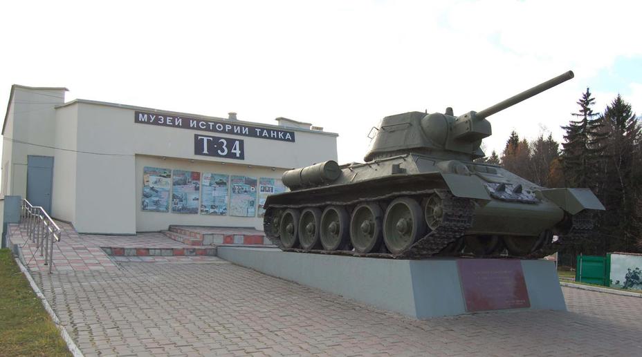 ​Экспозиция музея размещена на открытой площадке и внутри здания. Перед зданием музея расположены танки и самоходное орудие - Фотоэкскурсии: Музейный комплекс «История танка Т-34» 