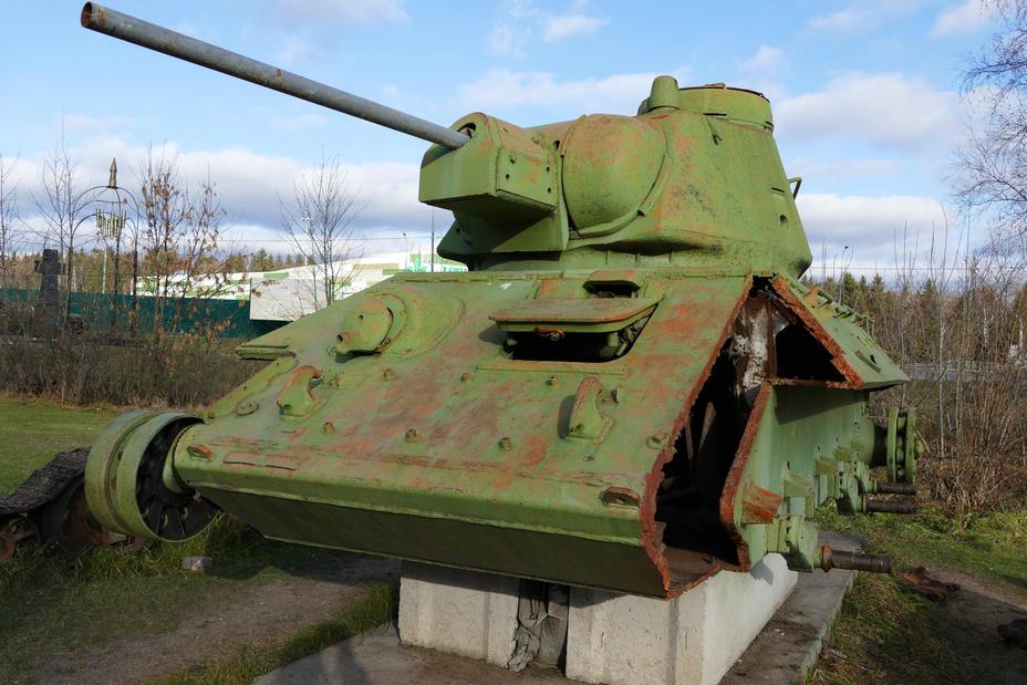 ​Танк Т-34 с 76-мм пушкой и командирской башенкой. С танка демонтированы катки, сделан проём в его броне, показано устройство ходовой части. Кроме того, посетители музея могут заглянуть внутрь боевого отделения машины - Фотоэкскурсии: Музейный комплекс «История танка Т-34» 