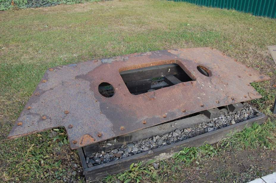 ​Верхняя кормовая бронеплита танка Т-34, выпущенного в 1941 году. Найдена на месте гибели машины под Москвой (танк погиб в середине октября 1941 года) - Фотоэкскурсии: Музейный комплекс «История танка Т-34» 