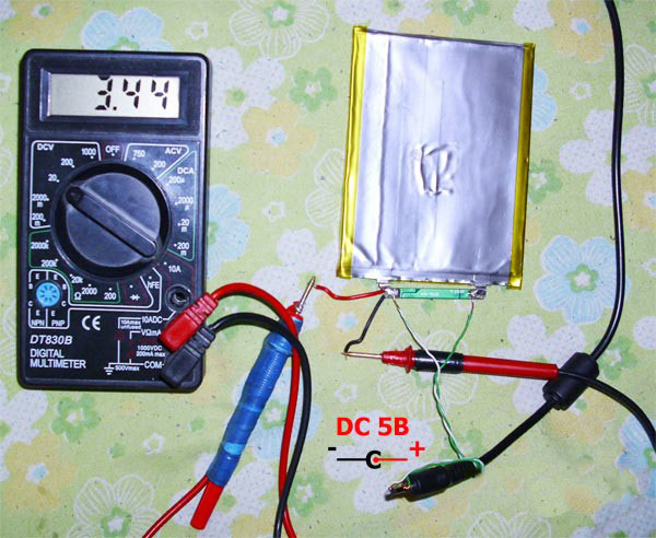 Батарея, вольтметр и провода