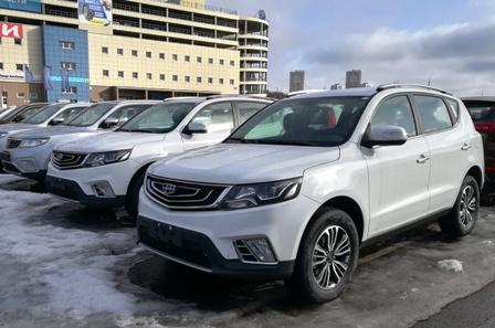 Geely Emgrand X7 и Atlas на стоянке в Минске