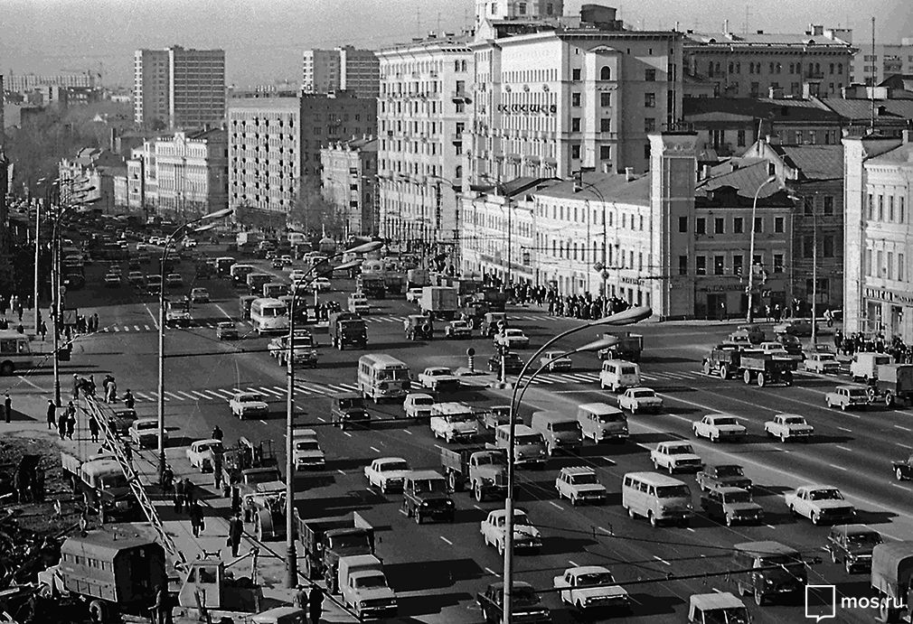 Вид на Садово-Сухаревскую улицу. Автор Г. Корабельников. 1977 год