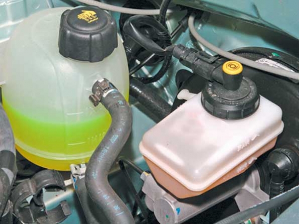 Замена тормозной жидкости в Renault Logan/Sandero