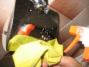Наносим средство для мытья окон на никелированный держатель туалетной бумаги