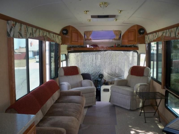 Комфортабельный дом на колесах из старенького автобуса (84 фото)