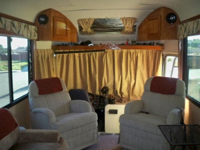 Комфортабельный дом на колесах из старенького автобуса (84 фото)